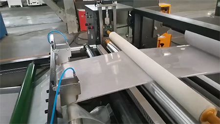 Machine d'enduction par extrusion de film adhésif thermofusible