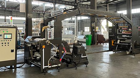 Machine d'enduction d'adhésif thermofusible sensible à la pression à grande vitesse