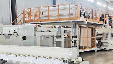 Ligne de production de membranes d'étanchéité auto-adhésives anti-collantes