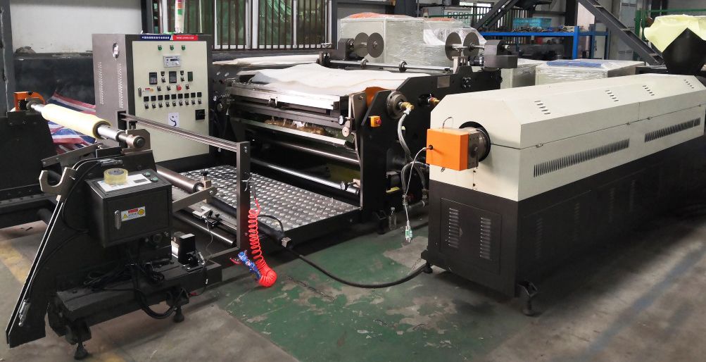 Machine d'enduction par extrusion de bande adhésive thermofusible