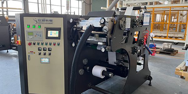 Machine d'enduction d'étiquettes autocollantes