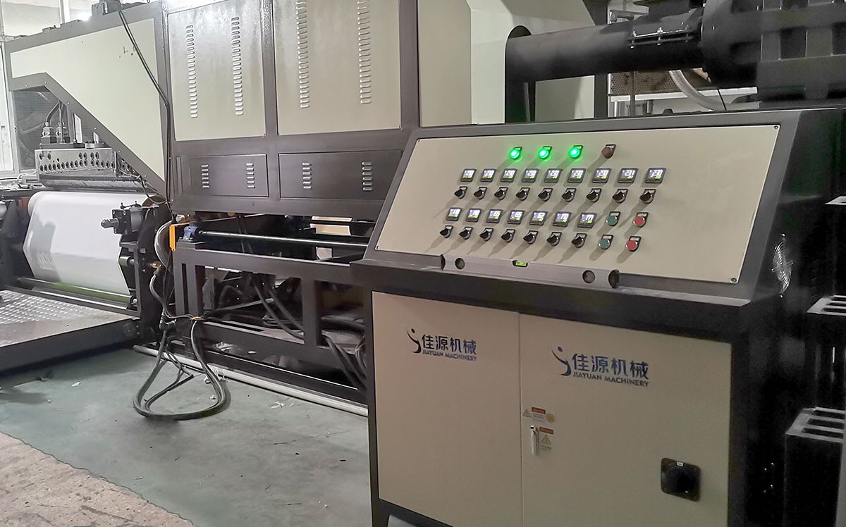 Machine d'enduction par extrusion de film adhésif thermofusible