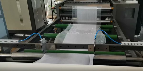 Machine d'enduction par extrusion de film adhésif thermofusible, JSP
