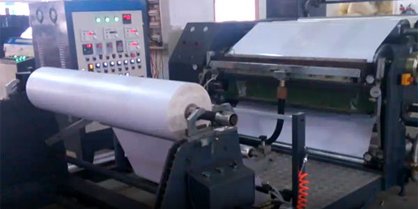 Machine d'enduction par extrusion de film adhésive thermofusible