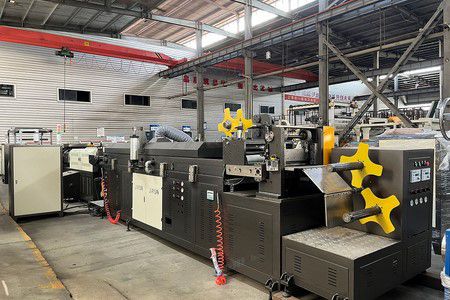 Machine d'enduction par extrusion de bandes d'étanchéité en butyle