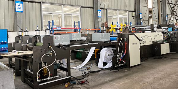 Machine d'enduction par extrusion de feuilles insonorisantes en butyle