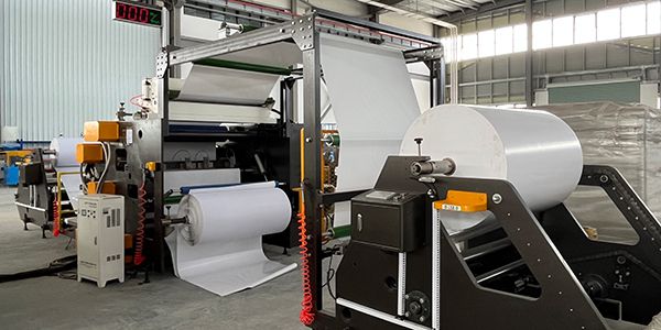 Machine d'enduction d'adhésif thermofusible résistant aux rayures à grande vitesse