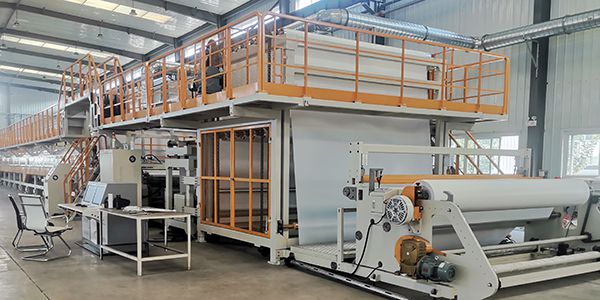 Ligne de production de membranes d'étanchéité auto-adhésives anti-collantes