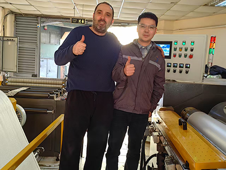 Machine d’enduction d’adhésif thermofusible sur mesure pour les matériaux de chaussures en Turquie