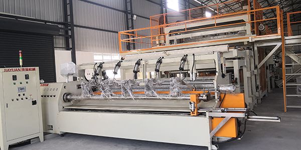 Ligne de production de membranes d'étanchéité auto-adhésives en polymère